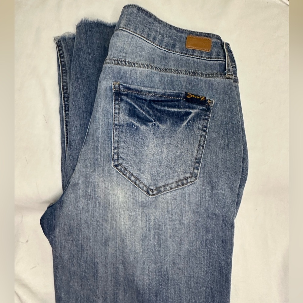 Seven7 light wash denim with the stressed‎ ankle/hem size 4